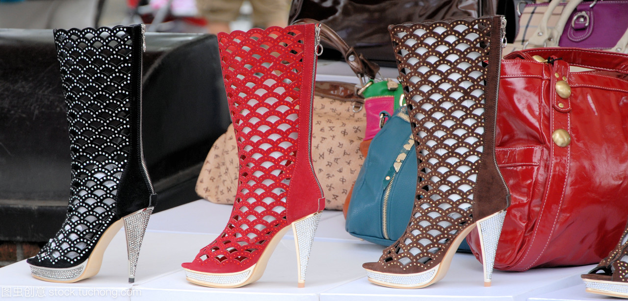 零售時尚 從便利店到百貨店，黑紅皮革鞋履的多元銷售版圖